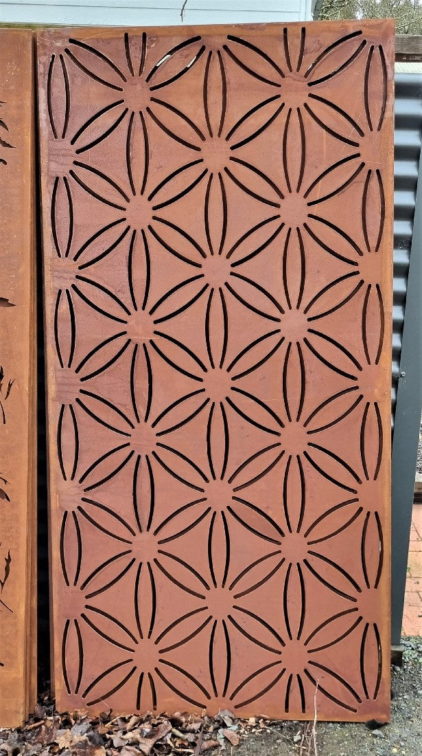 GEOMETRIC DAISY SMALL RUST SCREEN 0.9M X 1.8M